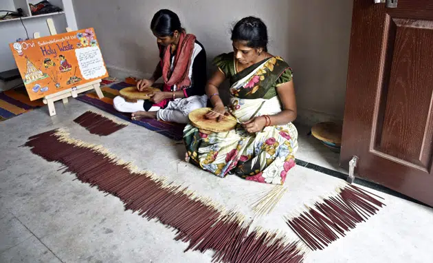 عودهای خوشبو از چه موادی ساخته می شوند؟ 5 Local women from Gundlapochampalli handroll the incense sticks